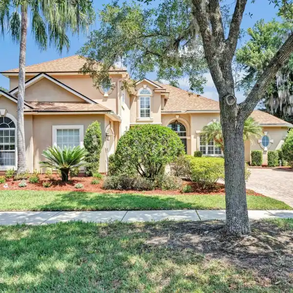 BEAUTIFULLY APPOINTED LAKEFRONT ESTATE