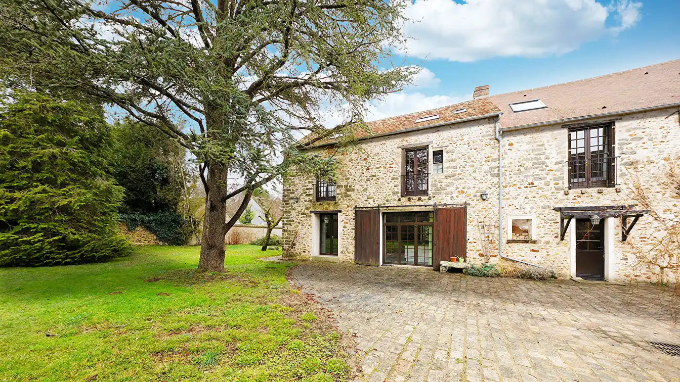 Renovated Farmhouse with Barn