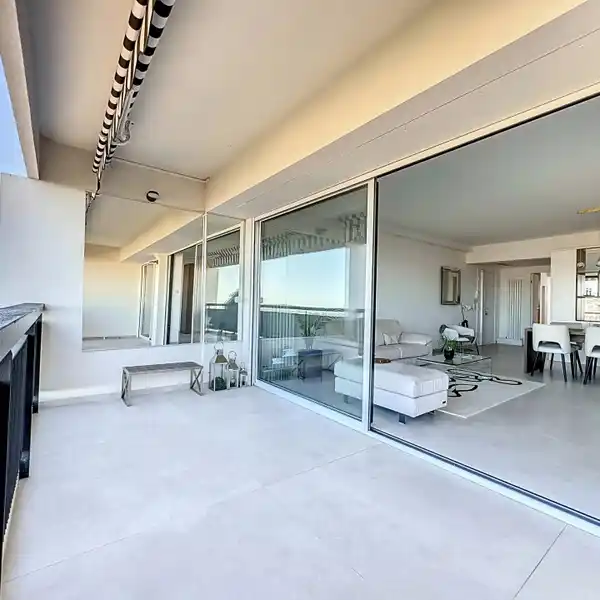 THREE-BEDROOM APARTMENT WITH WONDERFUL PANORAMIC SEA VIEWS