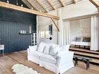 CHIC HISTORICAL BARN WITH RELXED MODERN DESIGN
