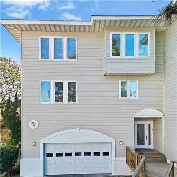 BRIGHT AND OPEN HOME 1.5 BLOCKS TO THE OCEAN