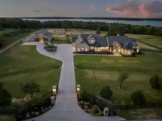 Understated Elegance on 8.4 Pastoral Acres