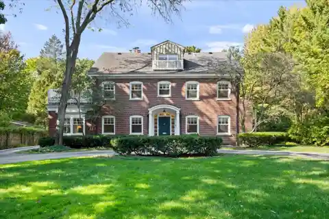 Elegant Georgian Home with Timeless Architectural Grace