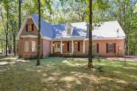 Charming Home Ideal for Those Seeking Tranquility