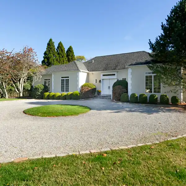 THREE BEDROOM RENTAL IN THE PERFECT SOUGH OF THE HIGHWAY LOCATION