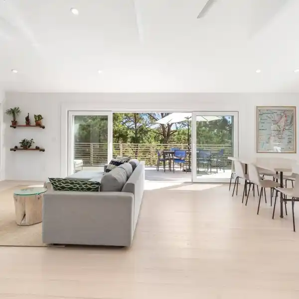 NEWLY REDONE RENTAL MINUTES FROM THE OCEAN