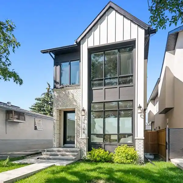 SOPHISTICATED LIVING WITH OPEN CONCEPT AND PRIVATE DECK
