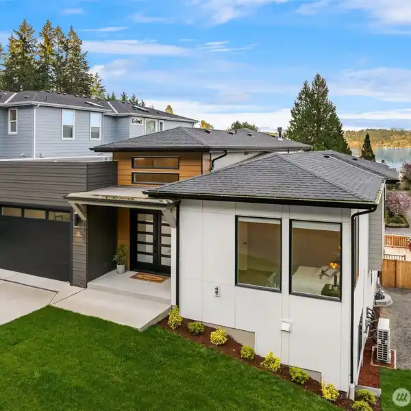 STUNNING LAKE SAMMAMISH MODERN STUNNER