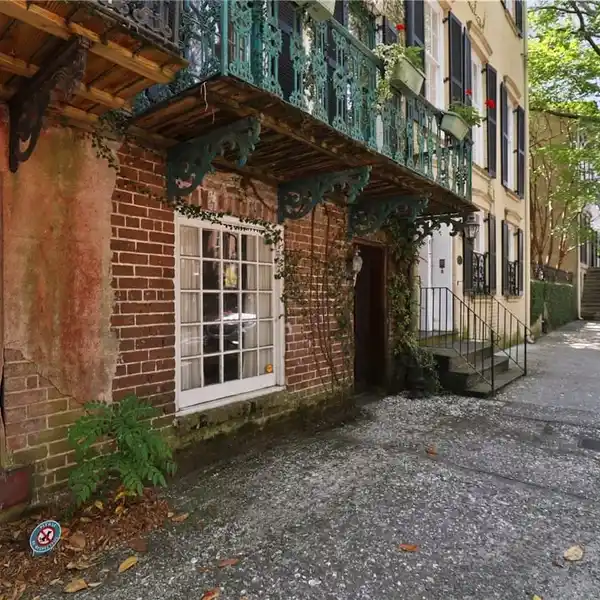 ELEGANT AND CHARMING THREE LEVEL TOWNHOME IN HISTORIC DOWNTOWN SAVANNAH