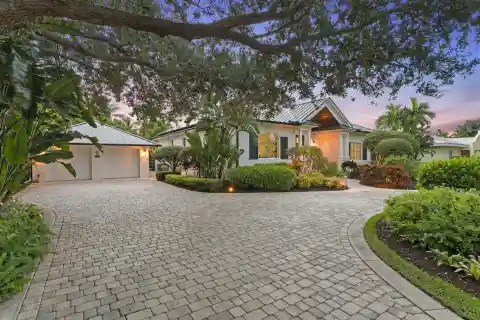 Downtown Stuart Beauty – Entertaining Spaces & Marina Access