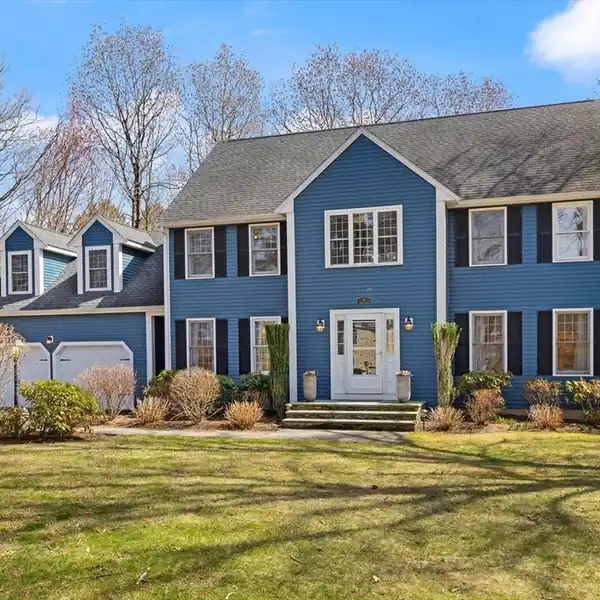 STATELY COLONIAL IN A PRIVATE SETTING