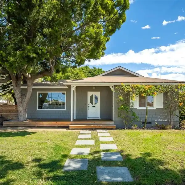 VERSATILE GARAGE SPACE IDEAL FOR HOME OFFICE