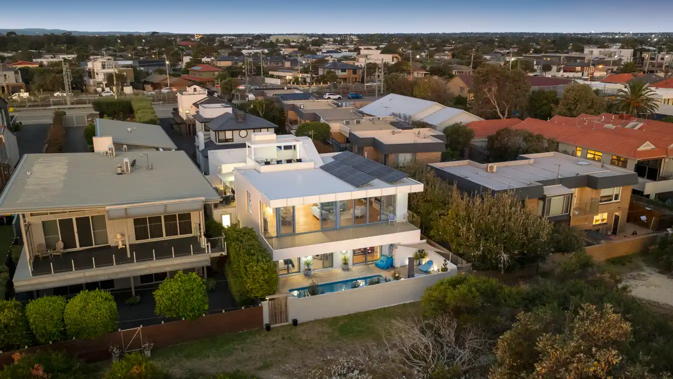 Beachfront Contemporary Entertainer