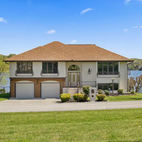 LOVELY HOME ON THE MAIN CHANNEL OF FORT LOUDON