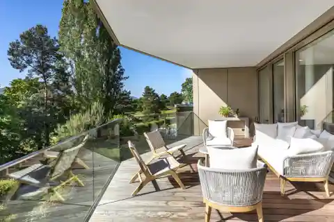 Magnificent Top Floor Corner Apartment