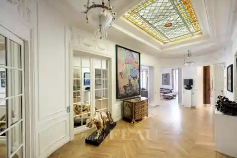 Meticulously Renovated South-facing Apartment