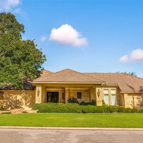 GORGEOUS ESTATE OVERLOOKING GOLF COURSE