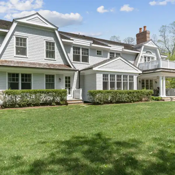 LUXURIOUS TRADITIONAL HOME FOR RENT