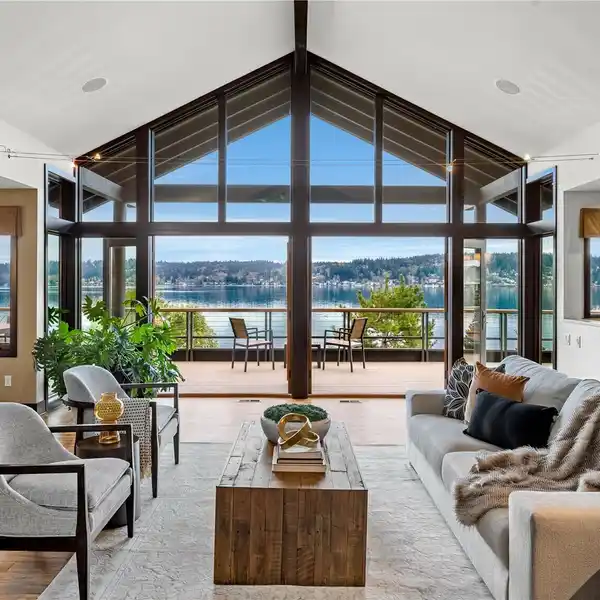 LUXURIOUS LAKEFRONT OASIS