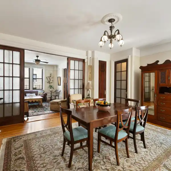 PRE-WAR ELEGANCE MEETS MODERN LIVING