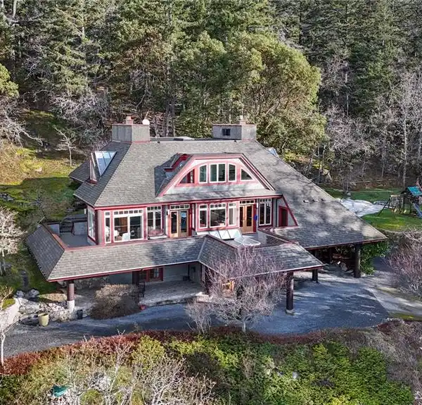 PRIVATE PENINSULA RETREAT WITH WRAPAROUND VIEWS