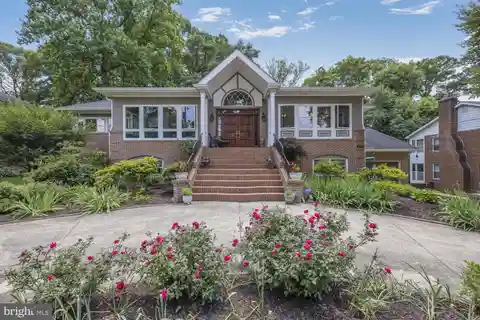 Charming Colonial Home in Manor Park