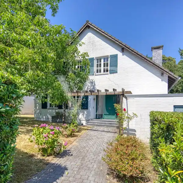 CHARMING HOME IN A TRANQUIL SETTING