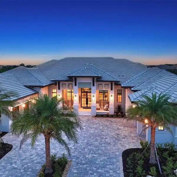 ARCHITECTURAL MASTERPIECE IN EXCLUSIVE GATED LAKE CLUB