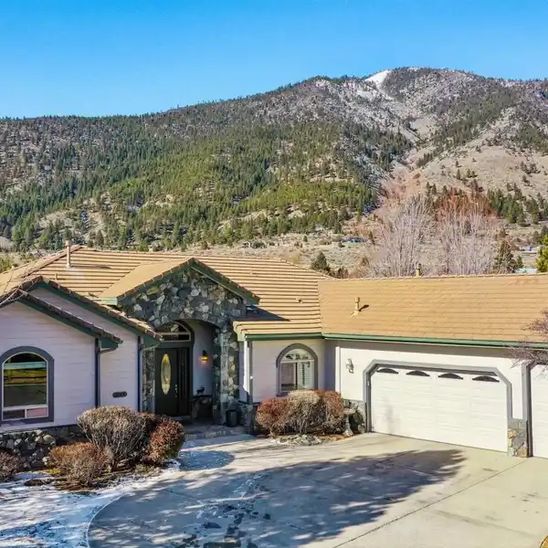 BEAUTIFUL SINGLE-LEVEL HOME ON GENOA LAKES GOLF COURSE