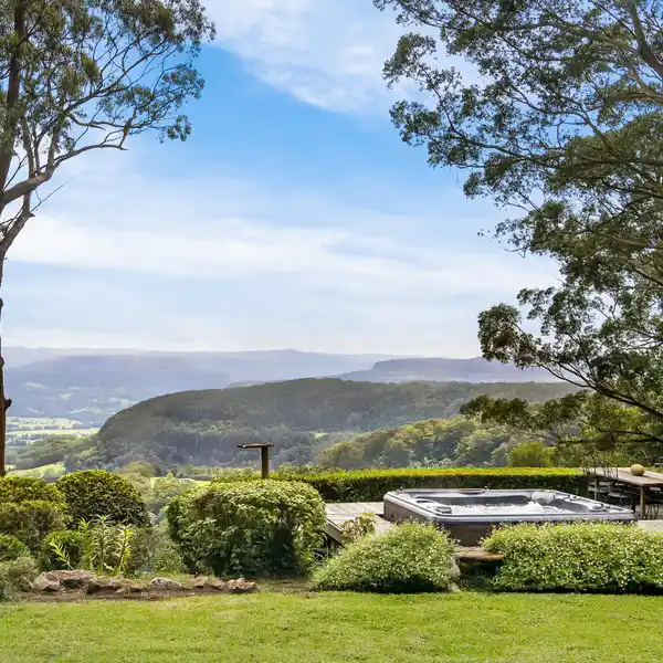 MODERN HOME WITH AMAZING VIEWS