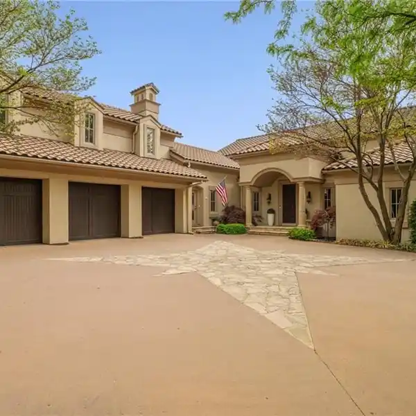 CAPTIVATING CUSTOM-DESIGNED SANCTUARY