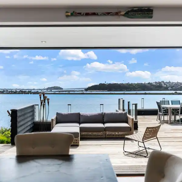 WATERFRONT ARCHITECTURAL ICON