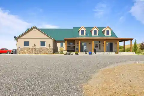 Spacious Acreage Retreat with Stunning Mountain Views