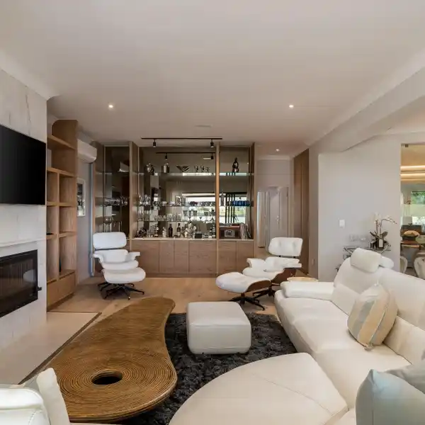 EXCEPTIONAL LAKESIDE HOME IN VAL DE VIE