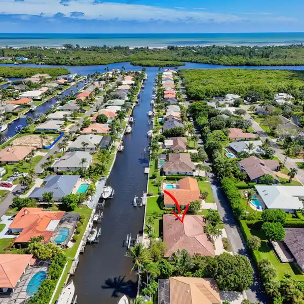 WATERFRONT LIVING IN THE SOUNDINGS