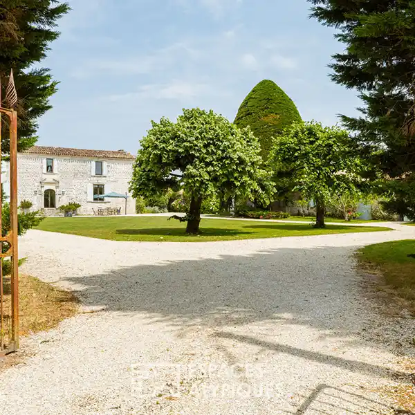 EXCEPTIONAL ESTATE MINUTES FROM BEACHES