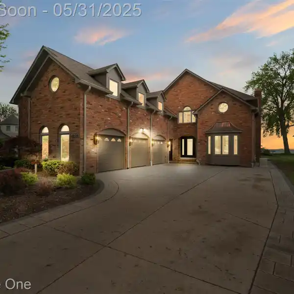 ANCHOR BAY BEAUTY WITH LUXE LAKEFRONT LIVING