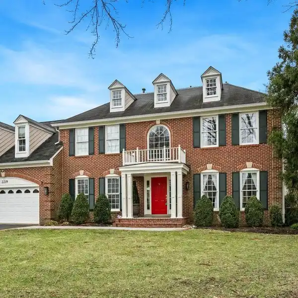SPACIOUS UPDATED COLONIAL IN DESIRABLE MANORS AT MOUNT VERNON