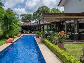 Contemporary Charm Meets Garden Bliss