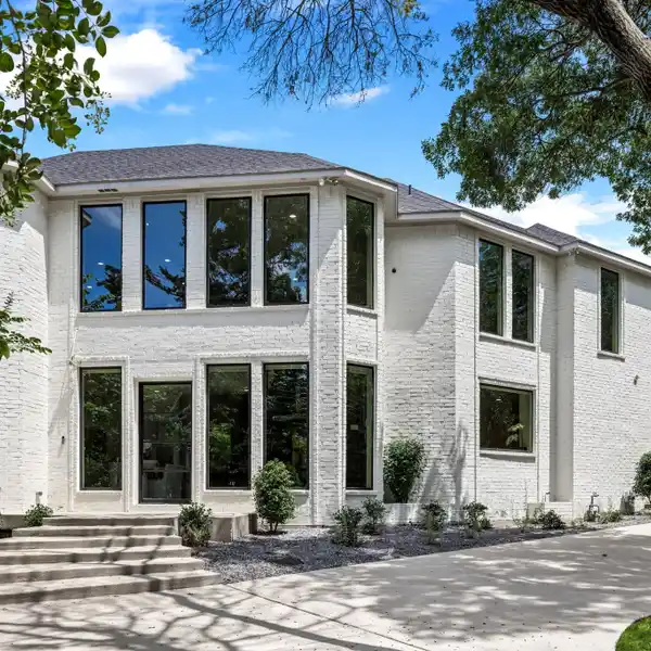 PRIVATE URBAN OASIS WITH STRIKING MODERN DESIGN