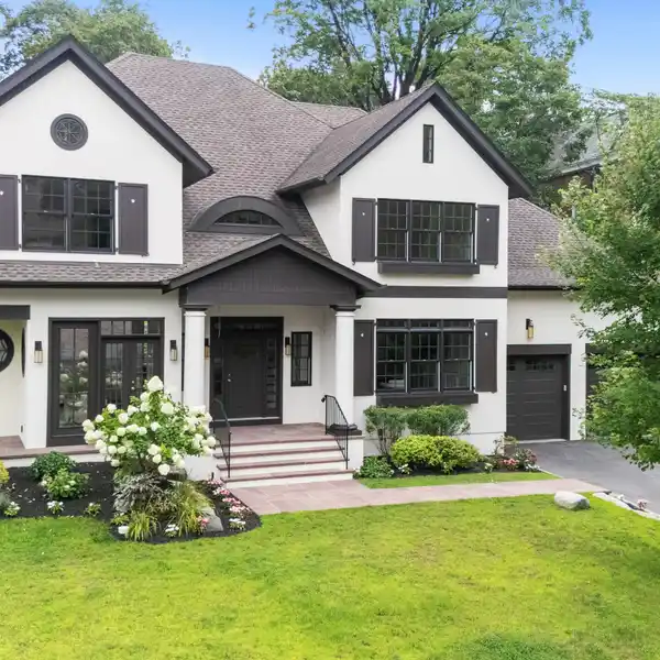 ARCHITECTURAL STUNNER WITH A CALIFORNIA-COOL SOUL