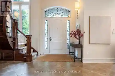 Spacious Custom Bungaloft in Old Ancaster
