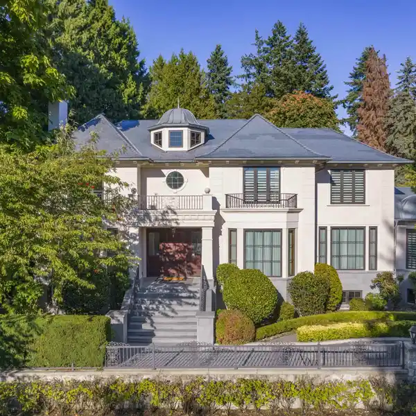 CAREFULLY DESIGNED AND CRAFTED MANSION