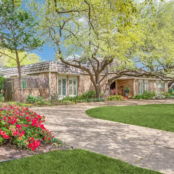 ICONIC HOME IN A DESIRABLE LOCATION