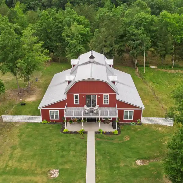 EQUESTRIAN-FRIENDLY FARMHOUSE WITH STYLISH MODERN TOUCHES