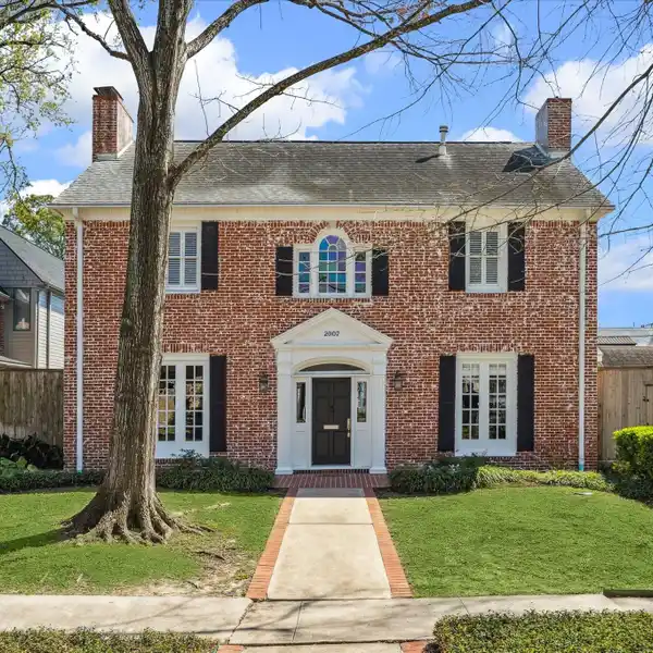 LOVELY TWO-STORY BRICK SOUTHAMPTON PLACE TRADITIONAL