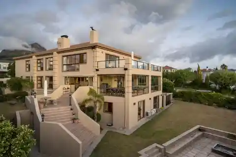 Impressive Home on the Slopes of the Helderberg