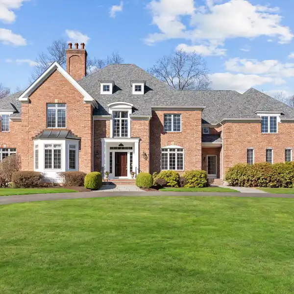 DISTINCTIVE AND PRIVATE  RESIDENCE ON NEARLY 2.5 ACRES