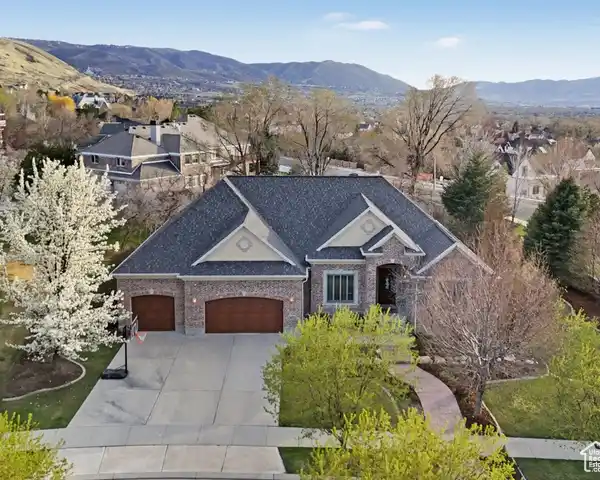 MAGNIFICENT ESTATE IN SOUGHT-AFTER VALLE DI VILLA