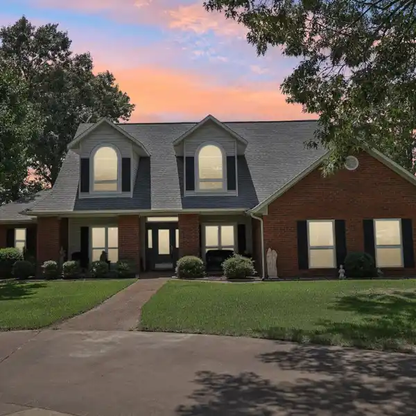 LOVELY POOL HOME IN A PEACEFUL SETTING